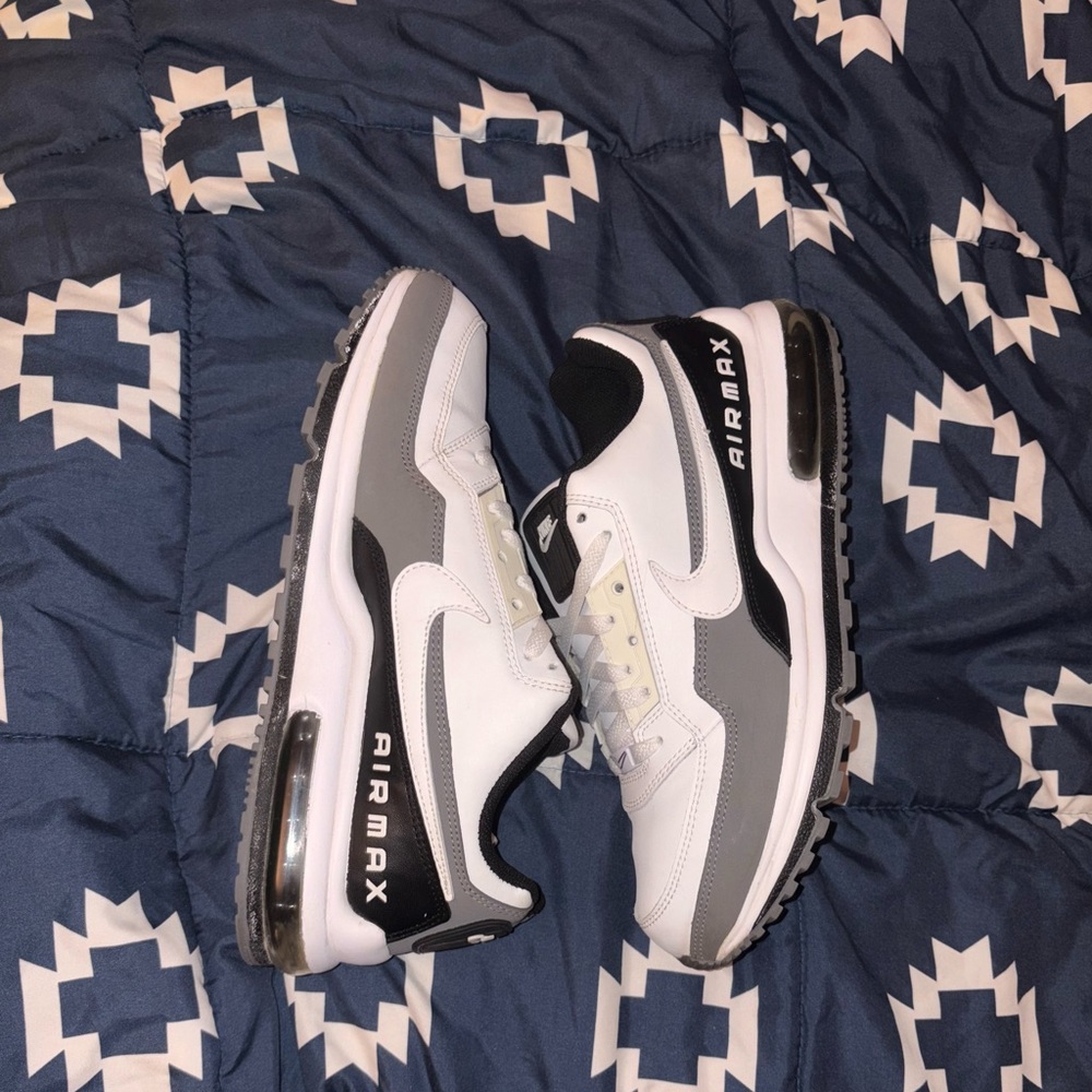 Nike Men’s White and Gray Athletic Sneakers - Picture 4 of 6